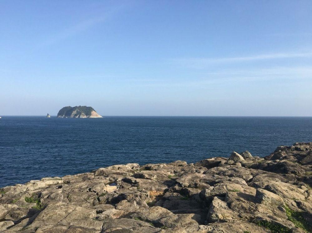 濟州島西歸浦的海岸懸崖景觀，在這裡可以感受到壯觀雄偉的大自然力量